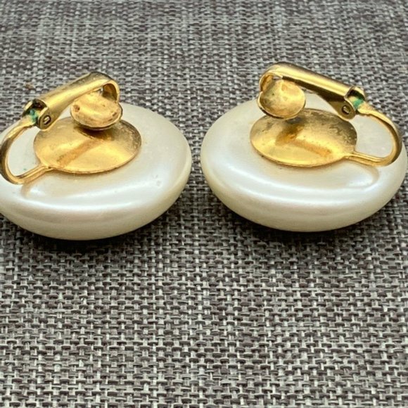Clip On Earrings Pearl Cream Round Gold Domed Edge Vintage Granny Soft Girl - Picture 5 of 5
